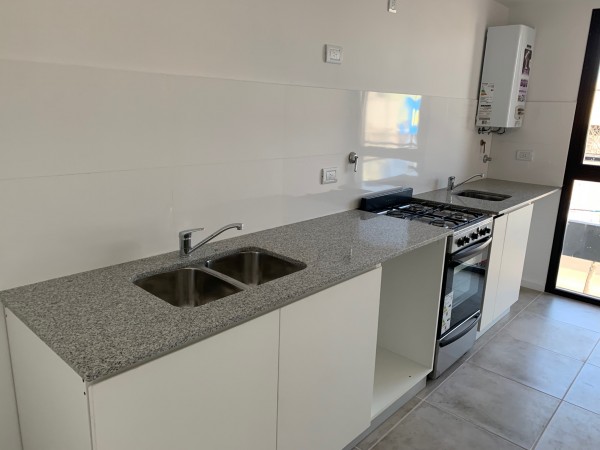TRES AMBIENTES CON DOS BAÑOS- BALCON-COCHERA- CON EXCELENTE UBICACION-