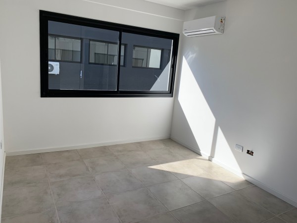 TRES AMBIENTES CON DOS BAÑOS- BALCON-COCHERA- CON EXCELENTE UBICACION-