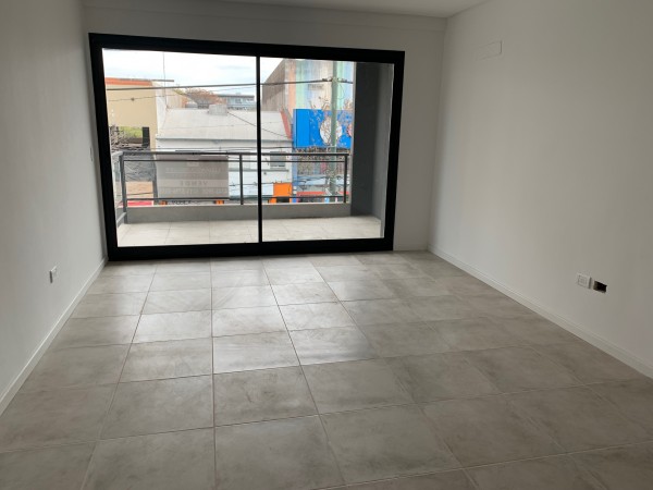 TRES AMBIENTES CON DOS BAÑOS- BALCON-COCHERA- CON EXCELENTE UBICACION-