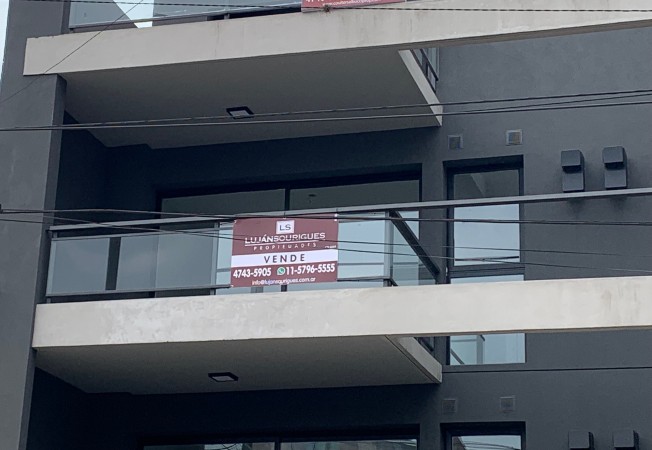 TRES AMBIENTES CON DOS BAÑOS- BALCON-COCHERA- CON EXCELENTE UBICACION-