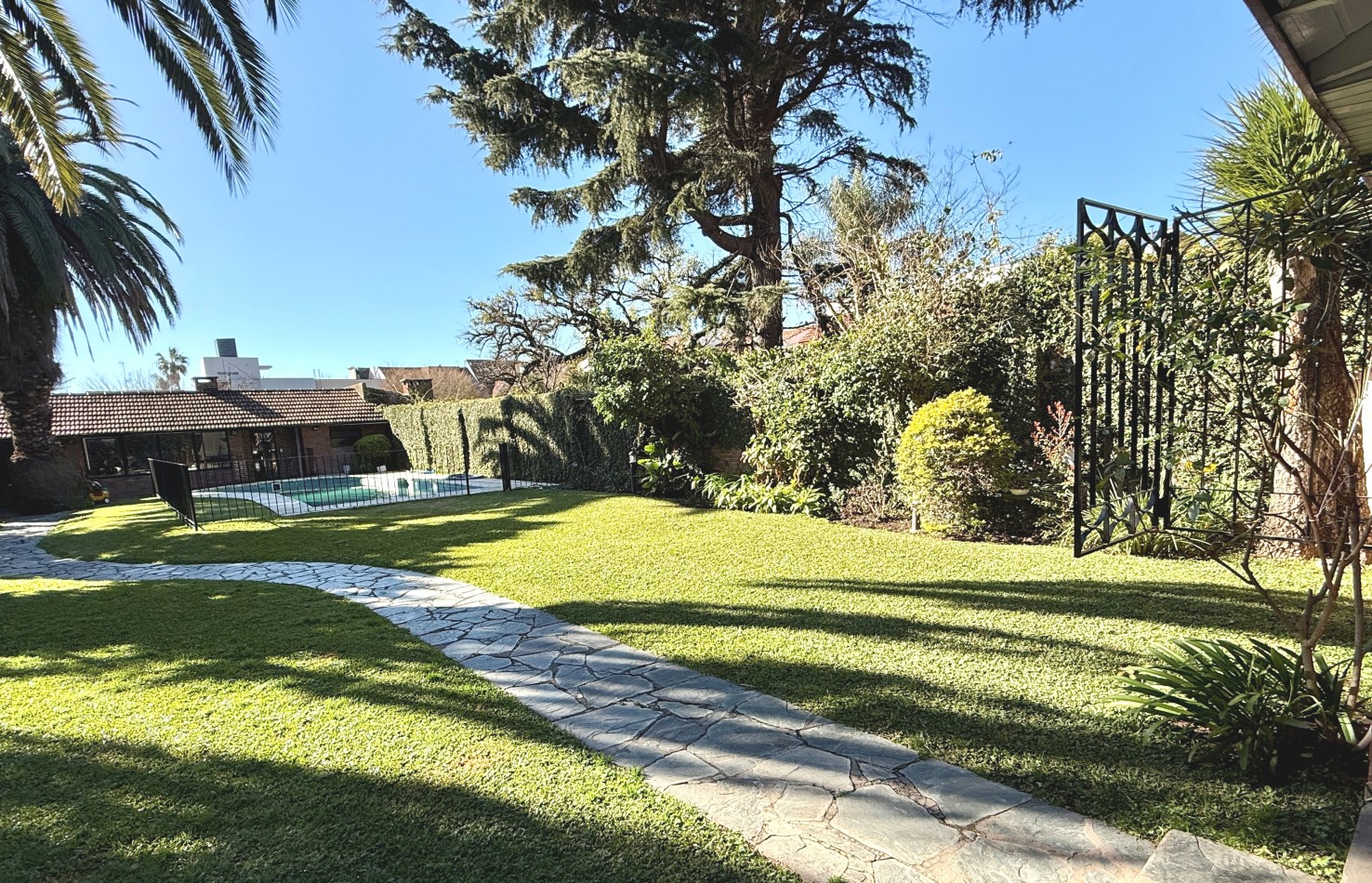CASA EN VENTA EN MARTINEZ, CON PILETA JARDIN Y QUINCHO