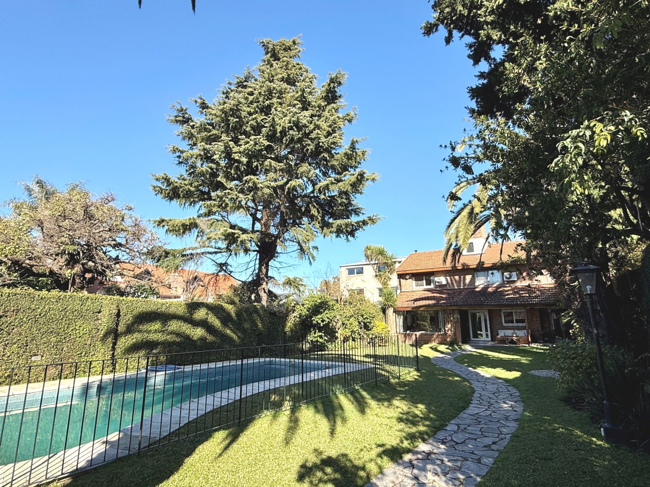 CASA EN VENTA EN MARTINEZ, CON PILETA JARDIN Y QUINCHO