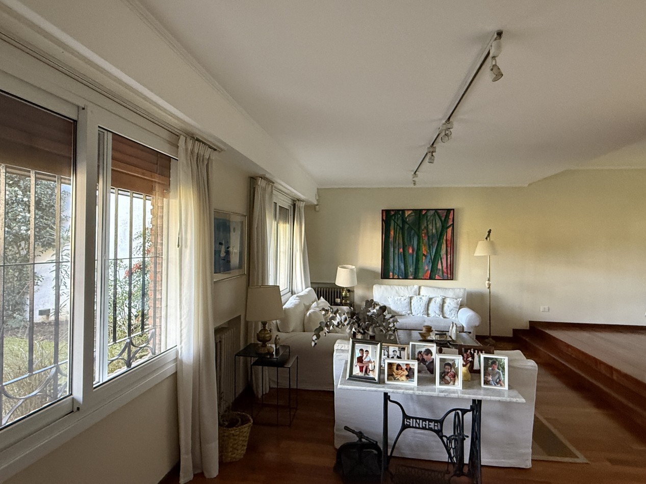 CASA EN VENTA EN MARTINEZ, CON PILETA JARDIN Y QUINCHO