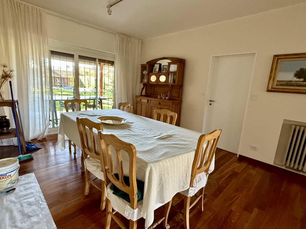 CASA EN VENTA EN MARTINEZ, CON PILETA JARDIN Y QUINCHO
