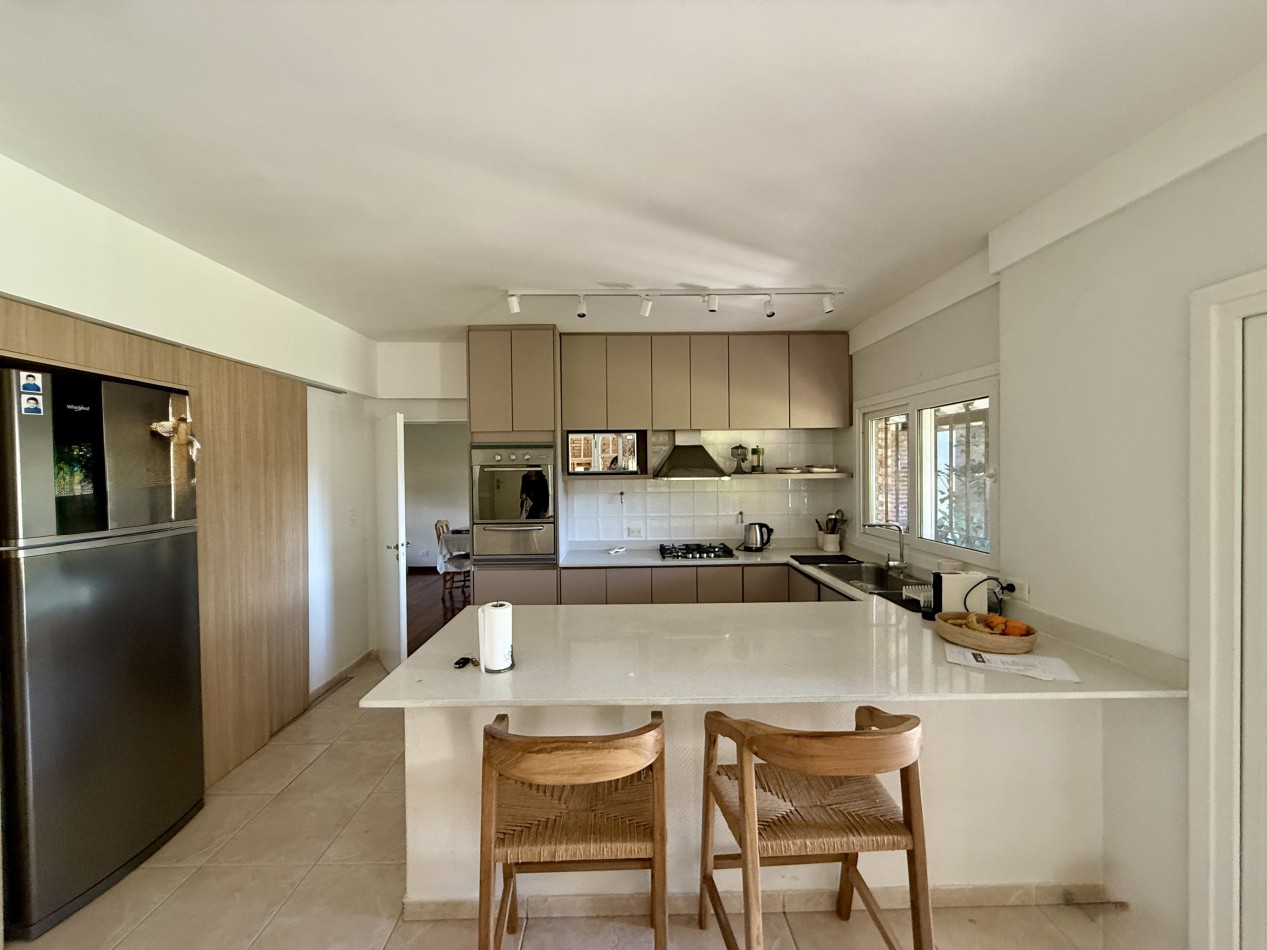 CASA EN VENTA EN MARTINEZ, CON PILETA JARDIN Y QUINCHO