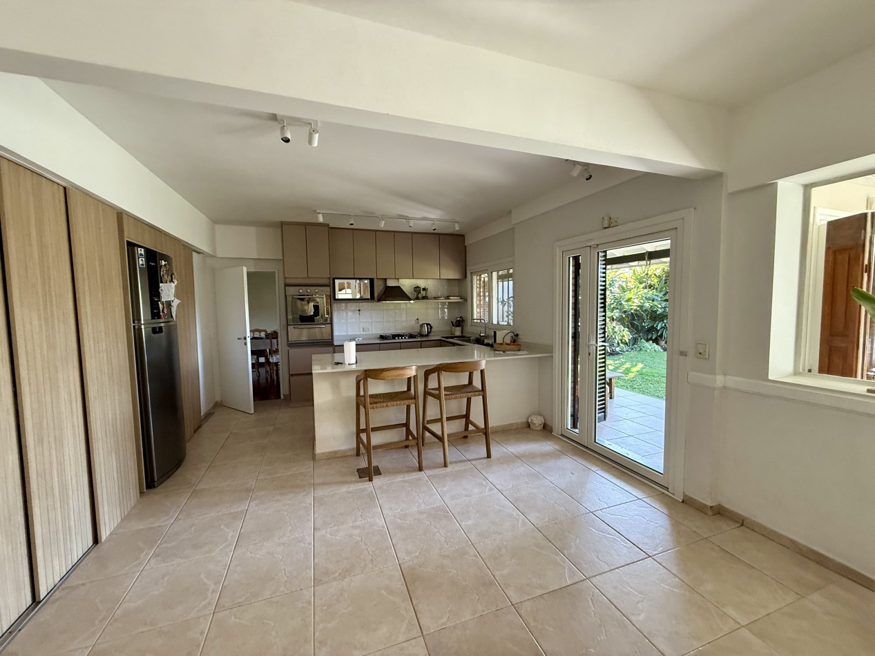CASA EN VENTA EN MARTINEZ, CON PILETA JARDIN Y QUINCHO