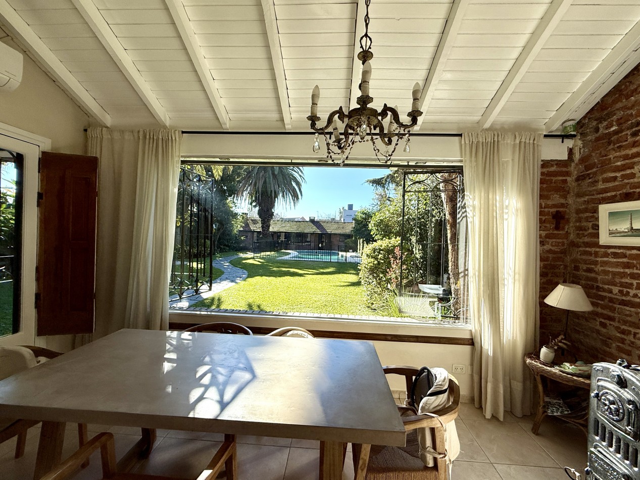CASA EN VENTA EN MARTINEZ, CON PILETA JARDIN Y QUINCHO