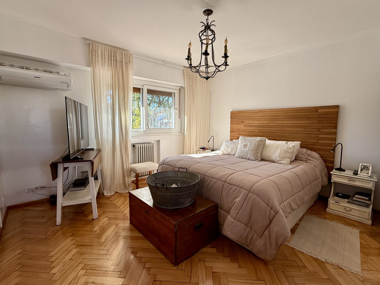 CASA EN VENTA EN MARTINEZ, CON PILETA JARDIN Y QUINCHO