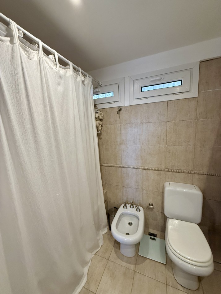 CASA EN VENTA EN MARTINEZ, CON PILETA JARDIN Y QUINCHO