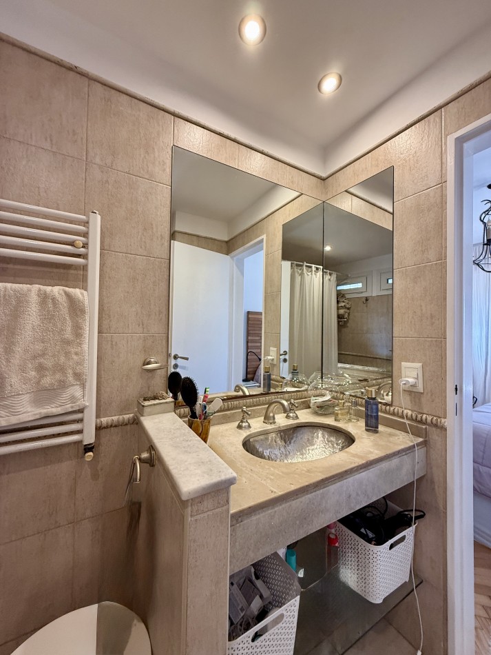 CASA EN VENTA EN MARTINEZ, CON PILETA JARDIN Y QUINCHO