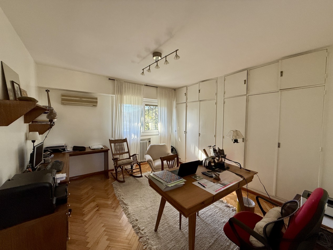 CASA EN VENTA EN MARTINEZ, CON PILETA JARDIN Y QUINCHO