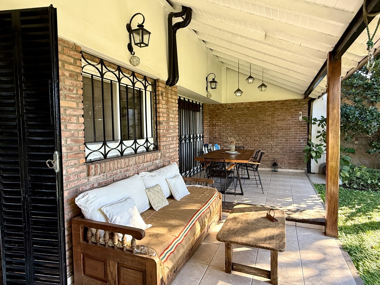 CASA EN VENTA EN MARTINEZ, CON PILETA JARDIN Y QUINCHO