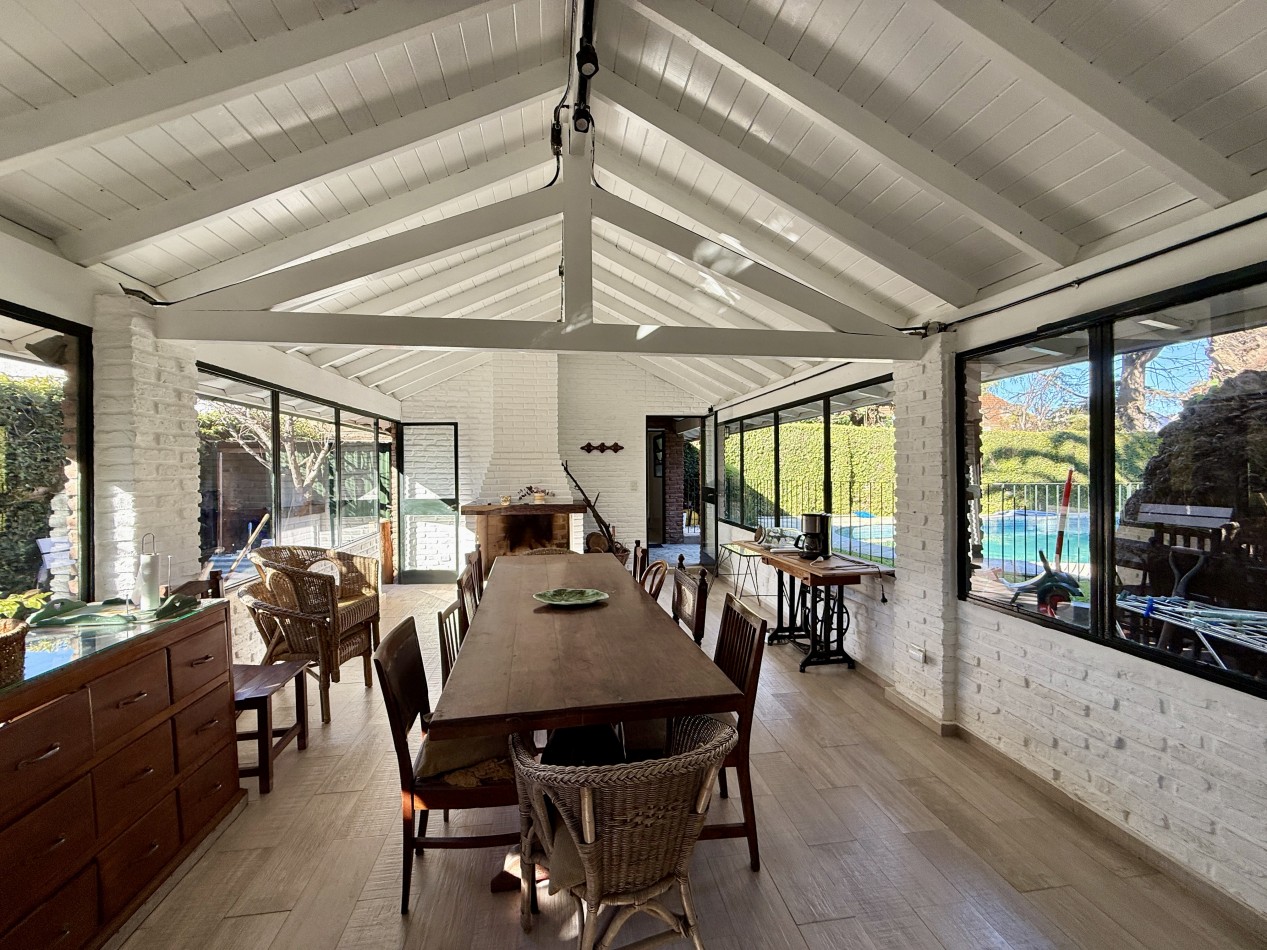 CASA EN VENTA EN MARTINEZ, CON PILETA JARDIN Y QUINCHO