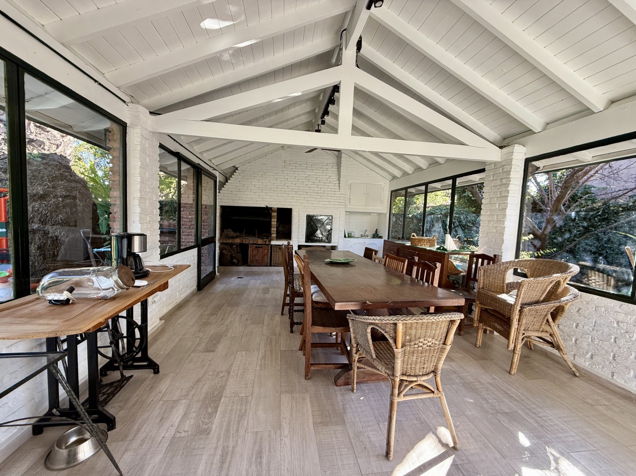 CASA EN VENTA EN MARTINEZ, CON PILETA JARDIN Y QUINCHO