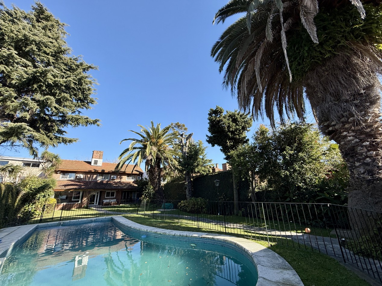CASA EN VENTA EN MARTINEZ, CON PILETA JARDIN Y QUINCHO