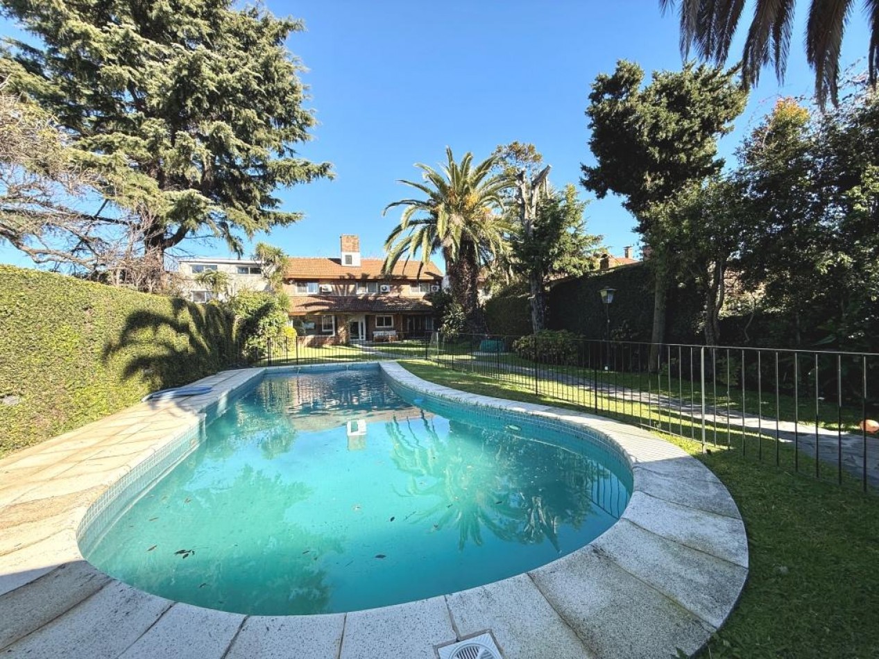 CASA EN VENTA EN MARTINEZ, CON PILETA JARDIN Y QUINCHO