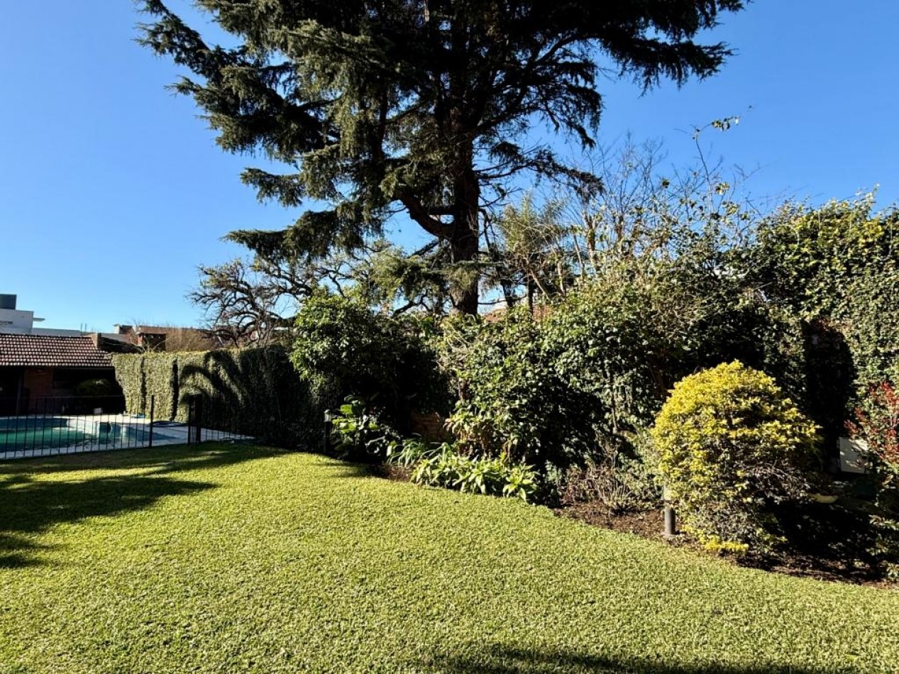 CASA EN VENTA EN MARTINEZ, CON PILETA JARDIN Y QUINCHO