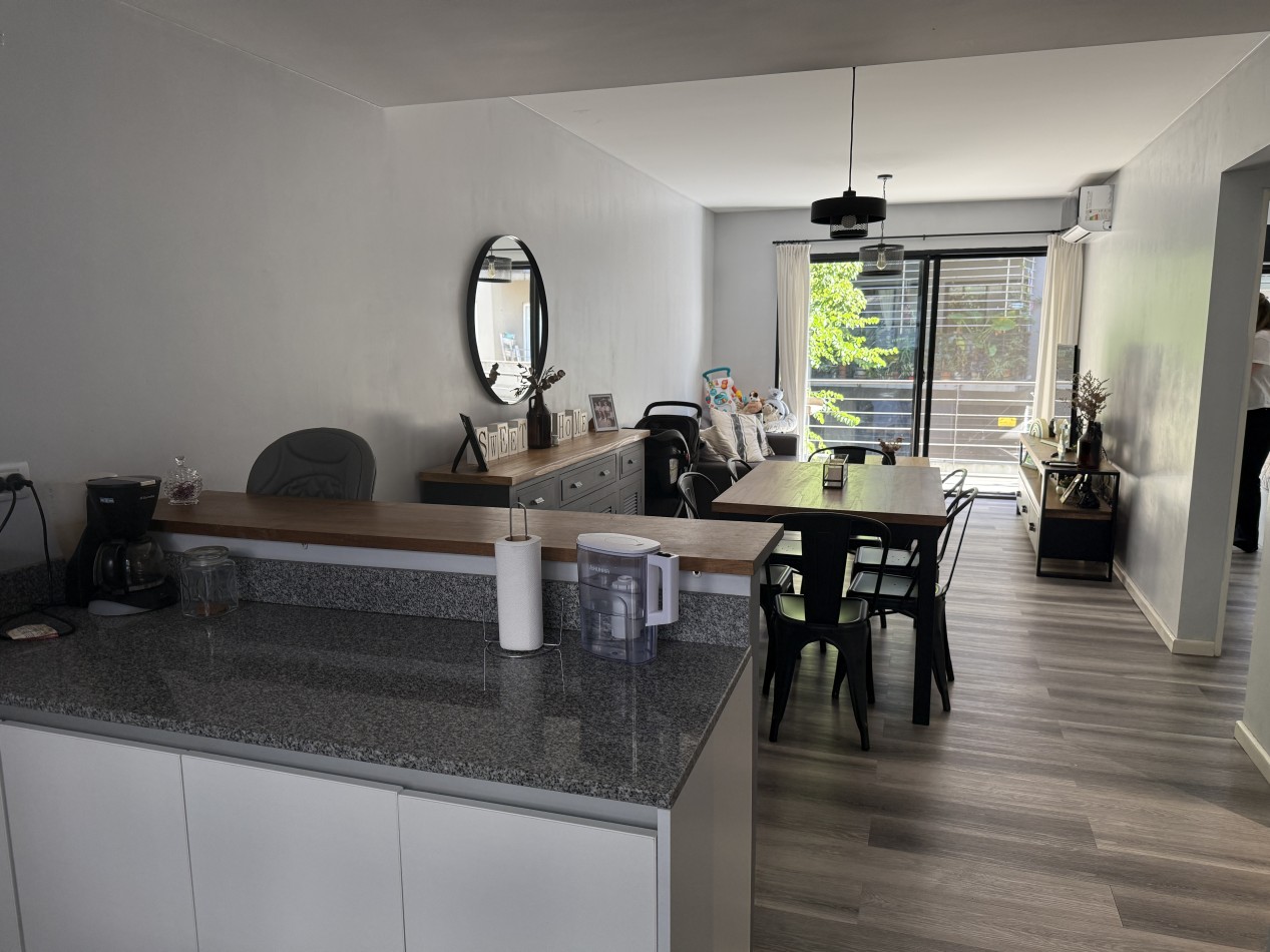 Departamento en venta de dos amplios ambientes con balcon 