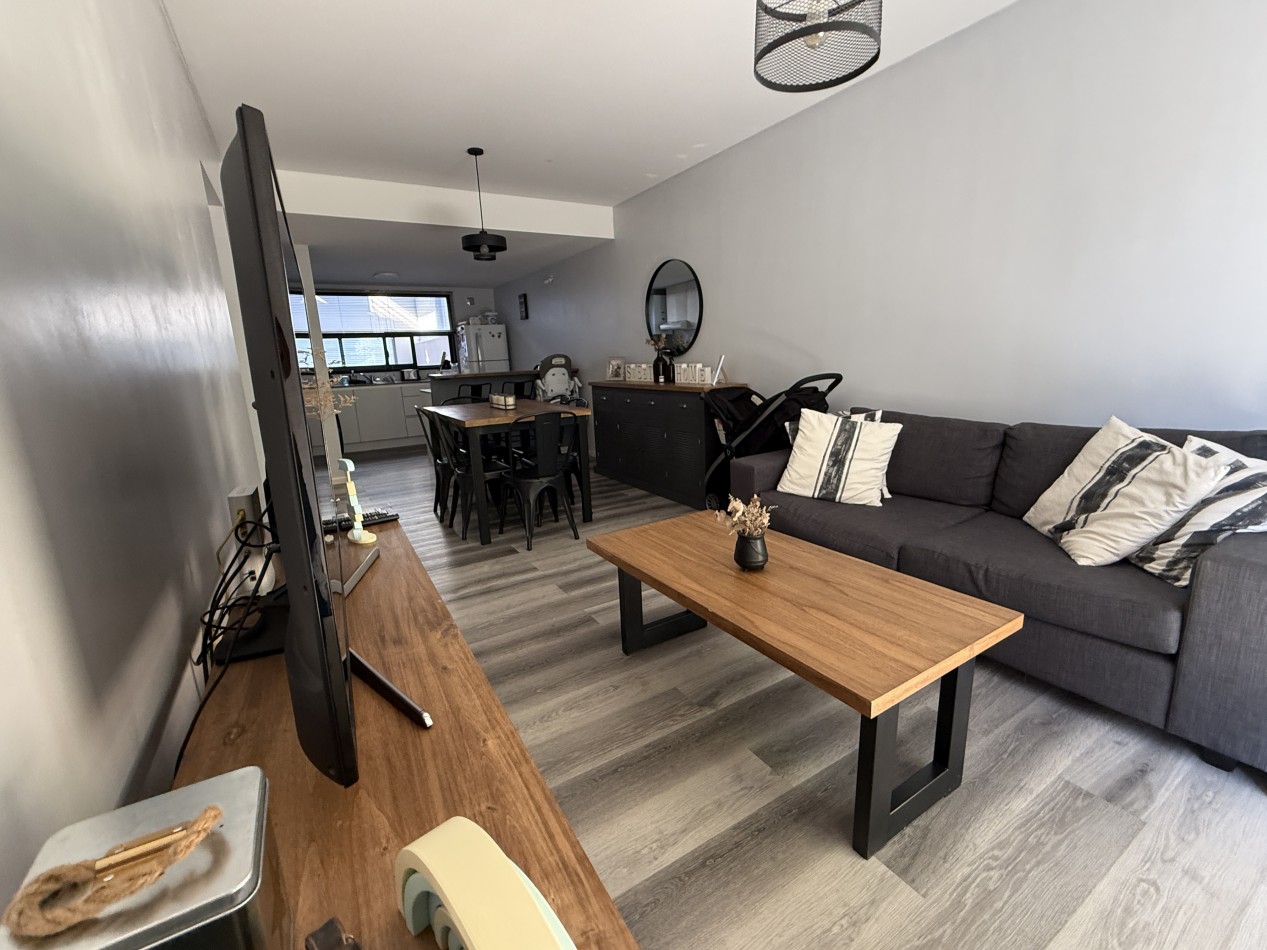 Departamento en venta de dos amplios ambientes con balcon 