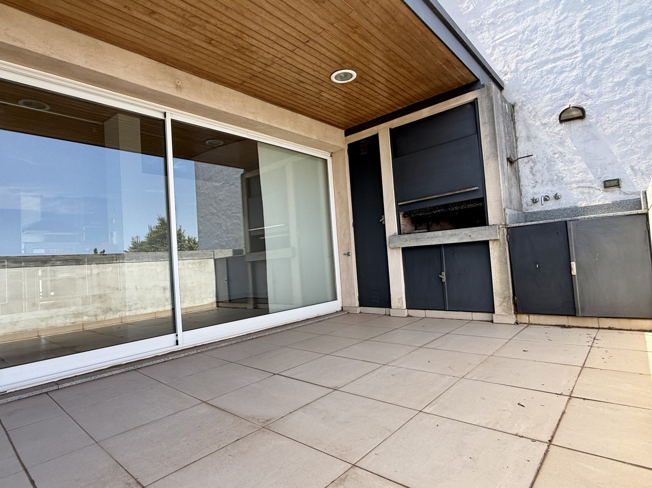 Departamento duplex en venta en San Isidro con terraza y cocheras