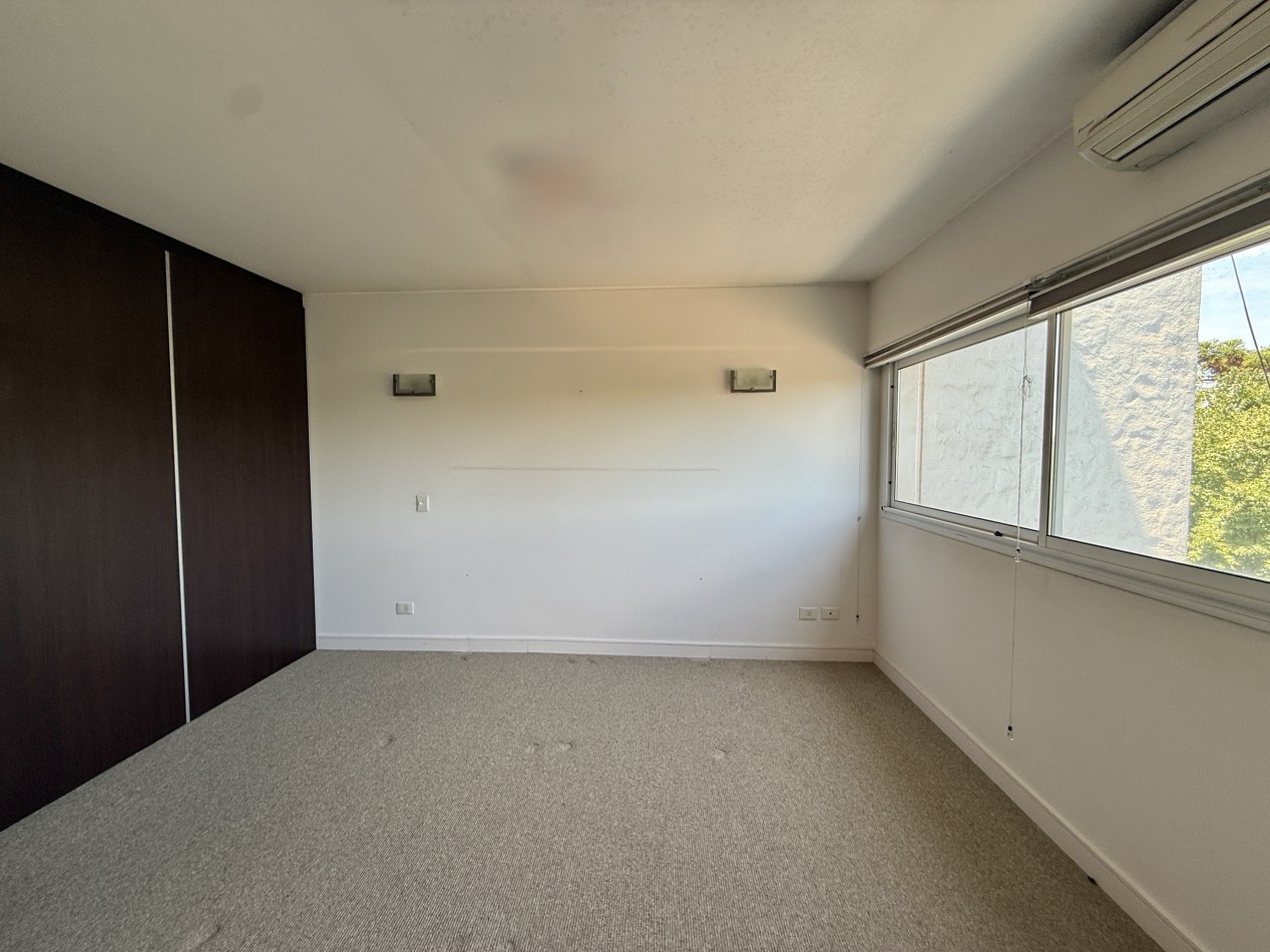 Departamento duplex en venta en San Isidro con terraza y cocheras