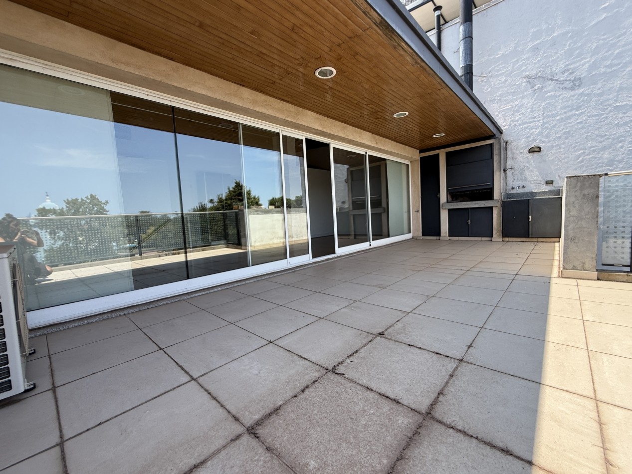 Departamento duplex en venta en San Isidro con terraza y cocheras
