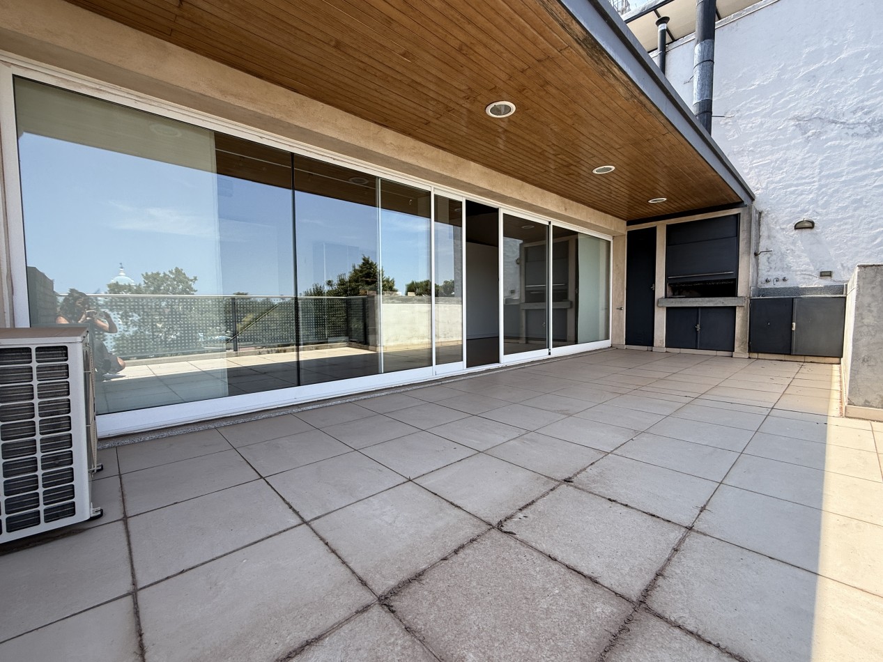 Departamento duplex en venta en San Isidro con terraza y cocheras
