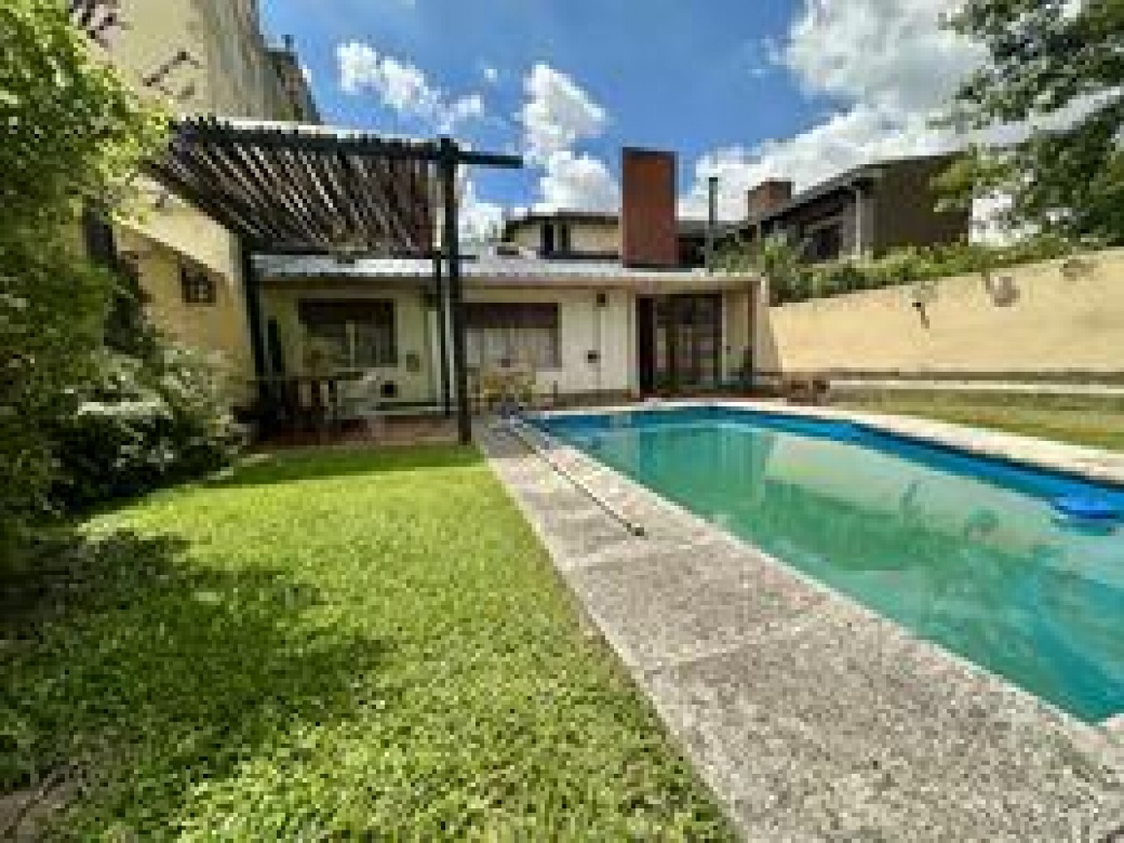 Casa en venta en Martinez con jardin en zona residencial