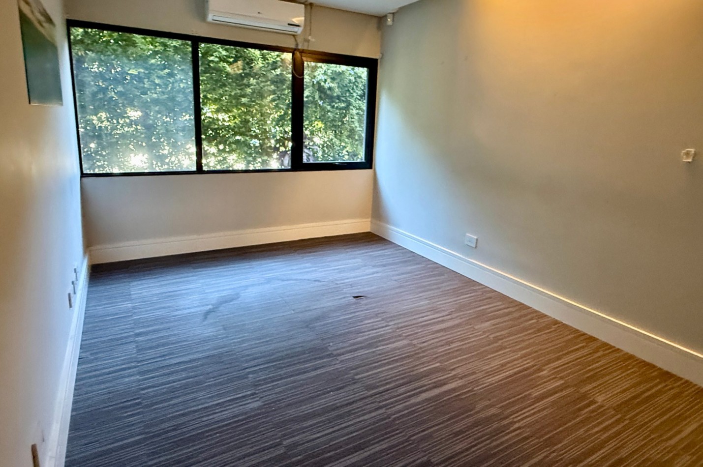 Oficina en alquiler/Venta con cocheras en Lomas San Isidro