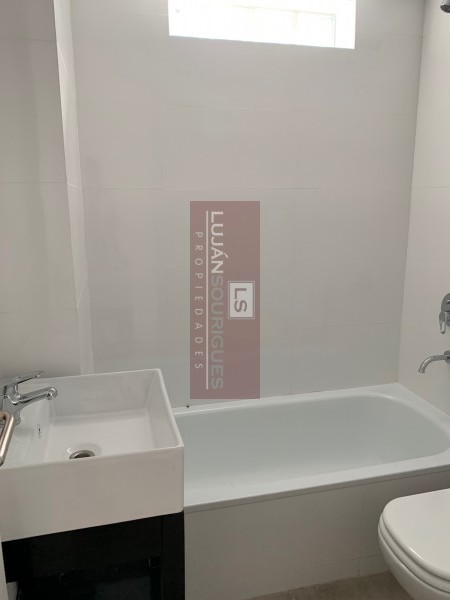 TRES AMBIENTES CON DOS BAÑOS- BALCON-COCHERA- CON EXCELENTE UBICACION-