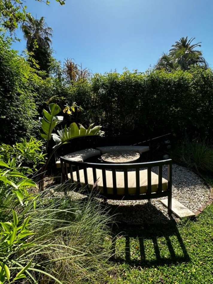 AMPLIA CASA EN EXCELENTE JARDIN Y PILETA