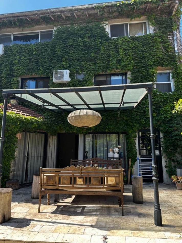 AMPLIA CASA EN EXCELENTE JARDIN Y PILETA