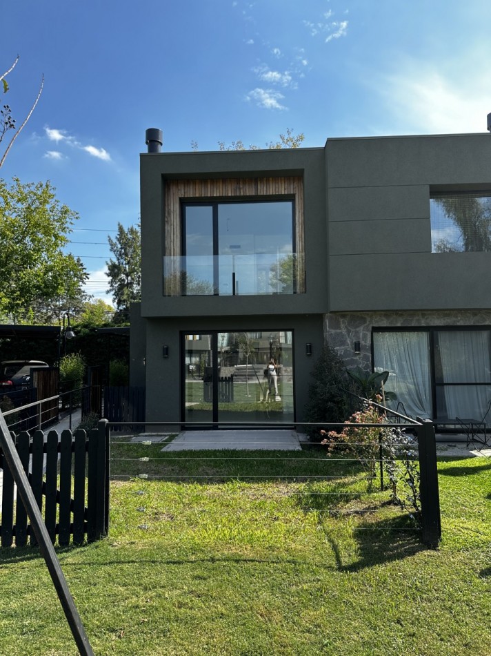 BARRIO LOS CIPRESES, CASA TIPO DUPLEX EN VENTA - A ESTRENAR