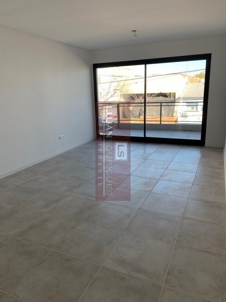 TRES AMBIENTES CON DOS BAÑOS- BALCON-COCHERA- CON EXCELENTE UBICACION-