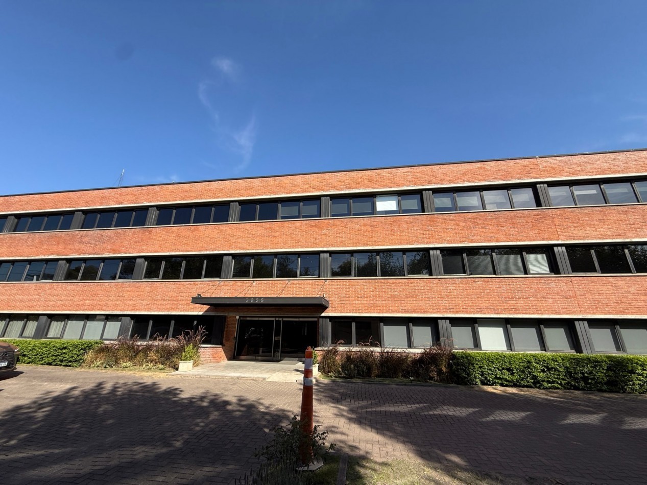 Oficina en alquiler/Venta con cocheras en Lomas San Isidro
