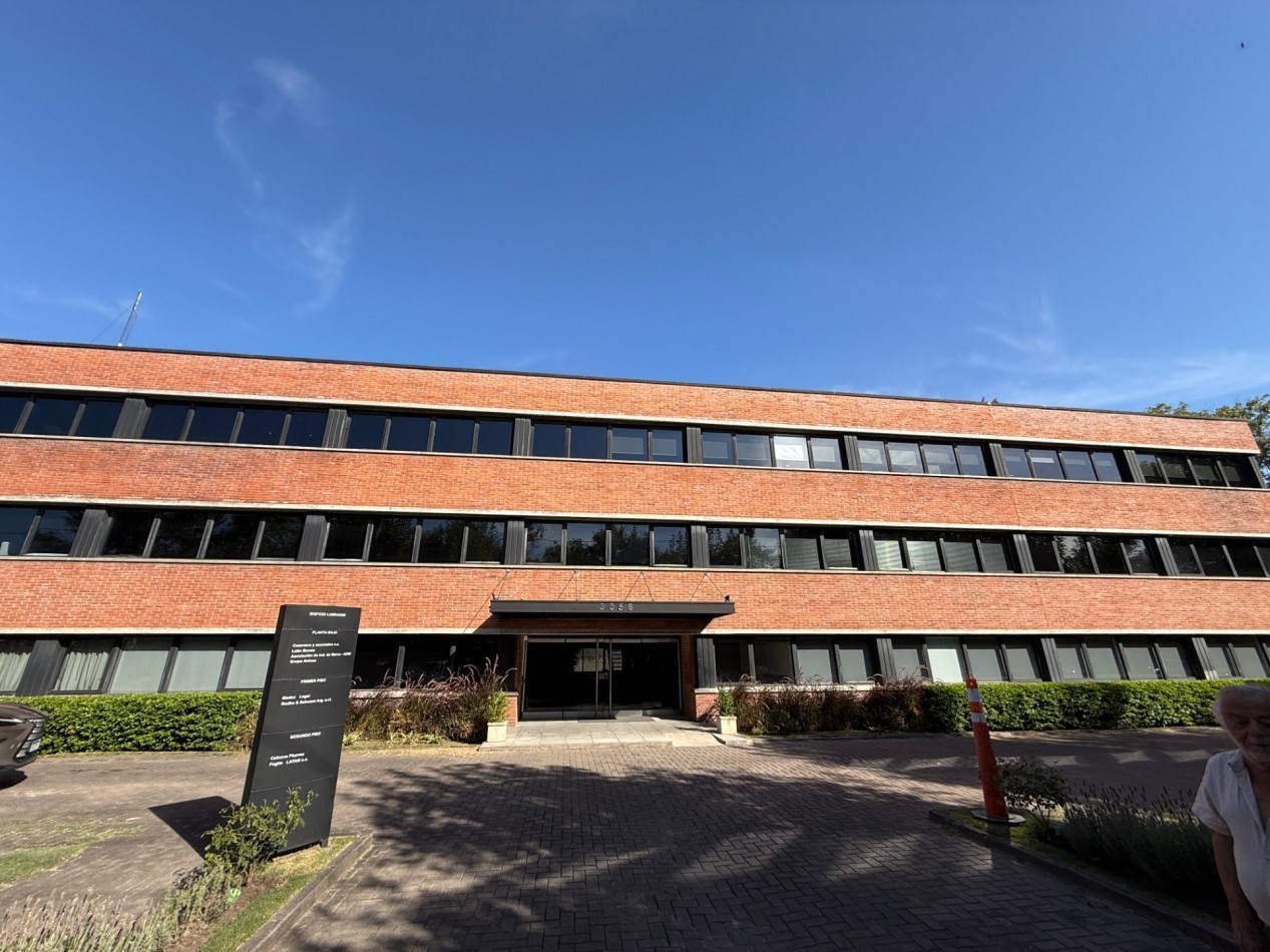 Oficina en alquiler/Venta con cocheras en Lomas San Isidro