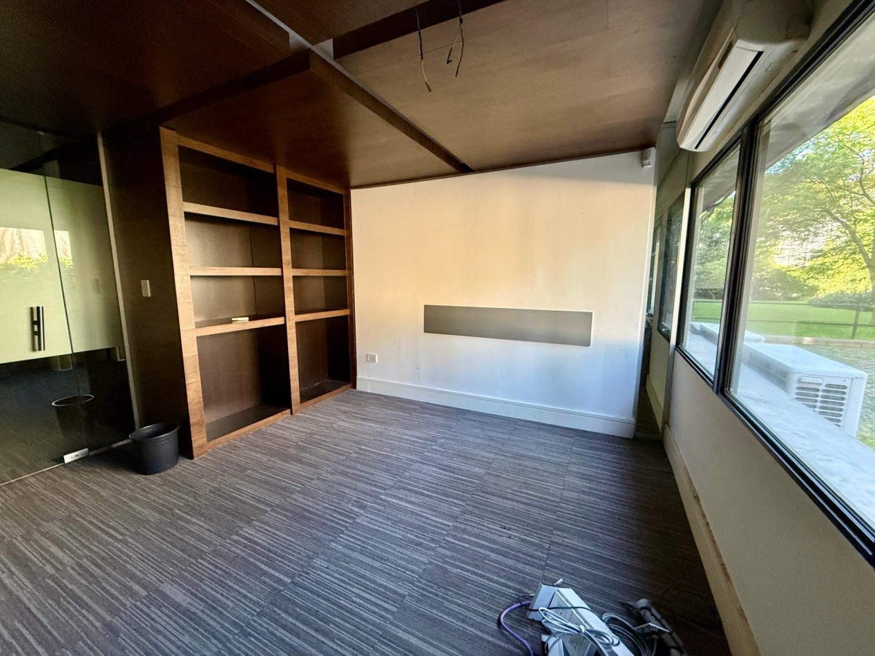 Oficina en alquiler/Venta con cocheras en Lomas San Isidro