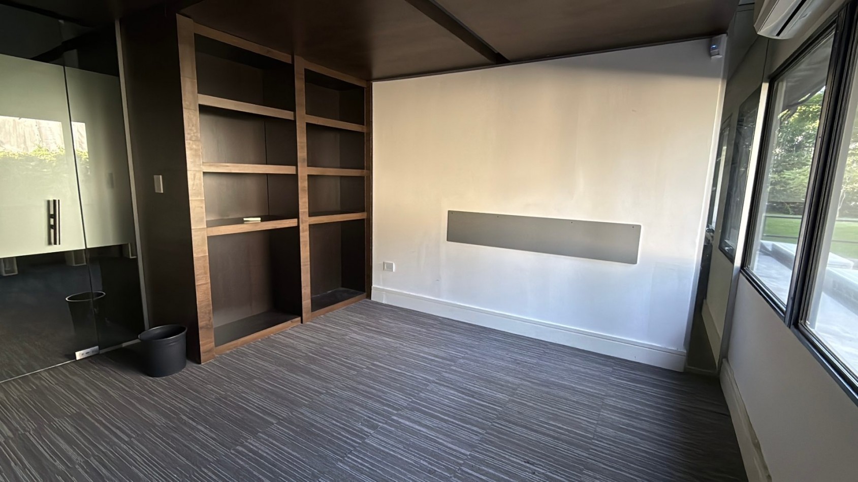 Oficina en alquiler/Venta con cocheras en Lomas San Isidro