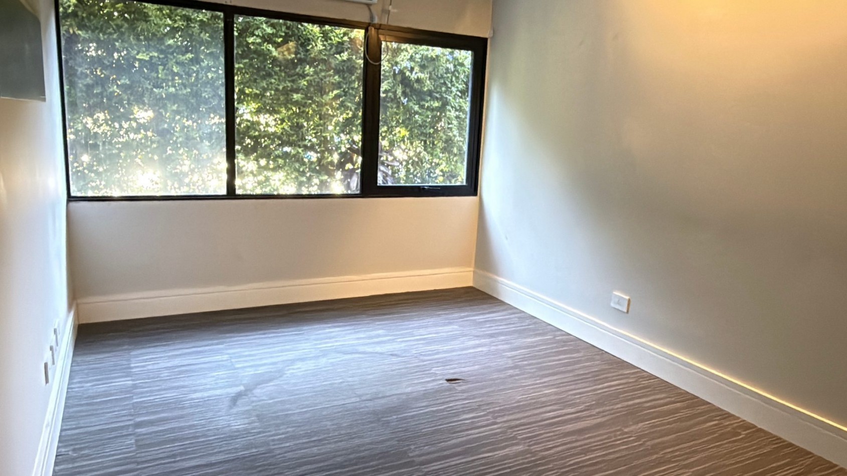 Oficina en alquiler/Venta con cocheras en Lomas San Isidro
