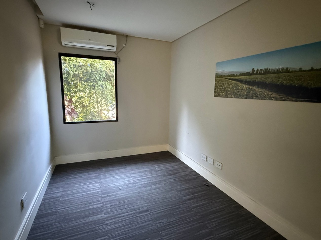 Oficina en alquiler/Venta con cocheras en Lomas San Isidro