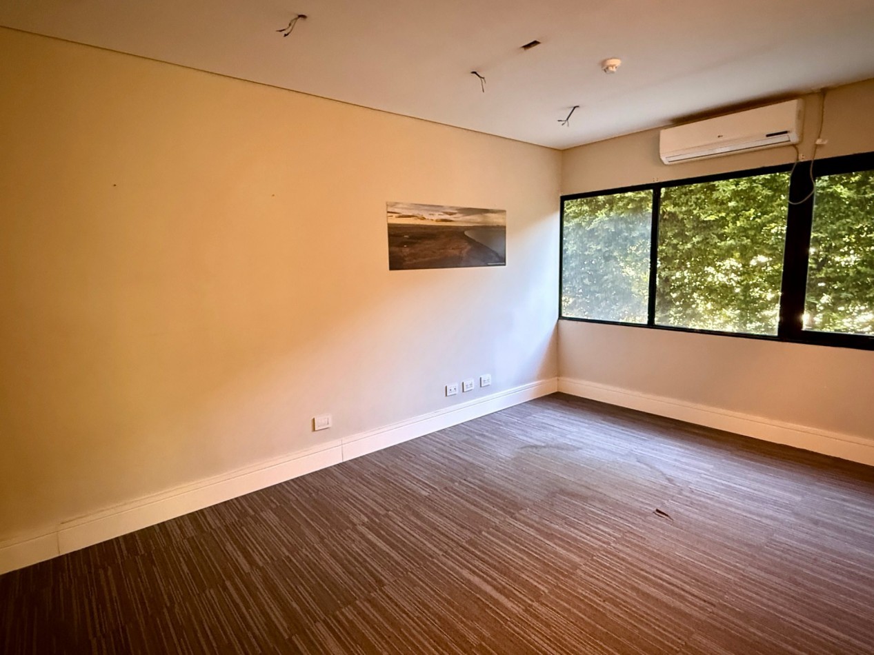 Oficina en alquiler/Venta con cocheras en Lomas San Isidro
