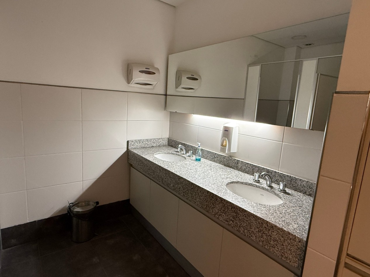 Oficina en alquiler/Venta con cocheras en Lomas San Isidro