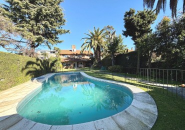 CASA EN VENTA EN MARTINEZ, CON PILETA JARDIN Y QUINCHO